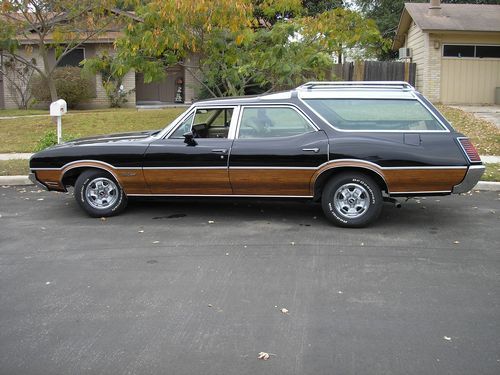 1970 oldsmobile vistacruiser, driver side view