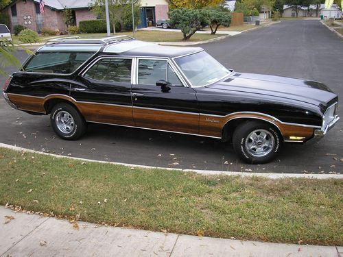 1970 oldsmobile vistacruiser, passenger side view